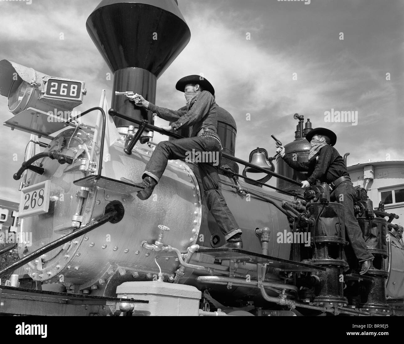 Anni Cinquanta anni sessanta due banditi cowboy western treno rapina SHOOT OUT Foto Stock