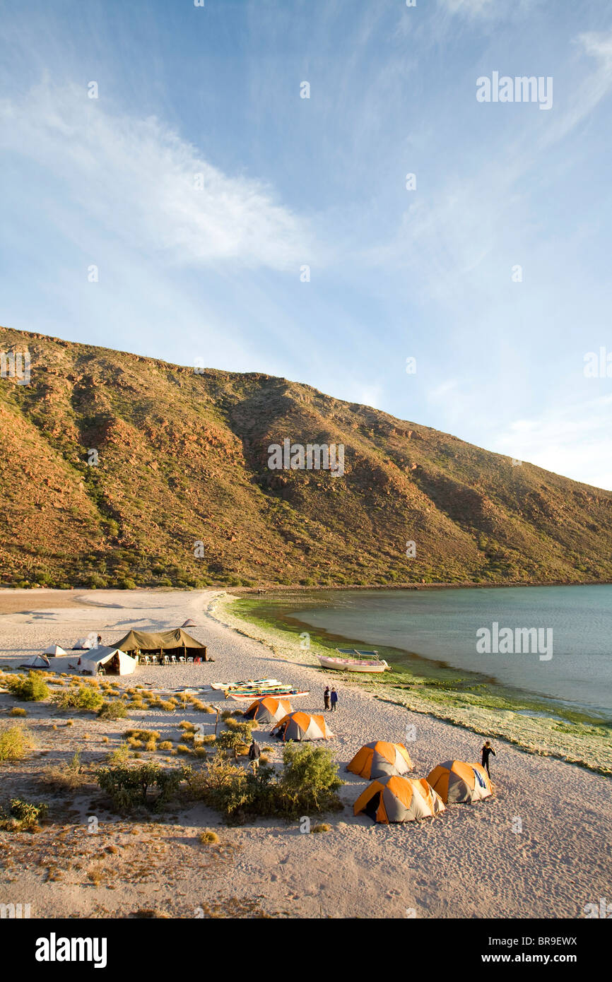 Camp in kayak sul mare di Cortez Isla Espiritu Baja Messico. Foto Stock