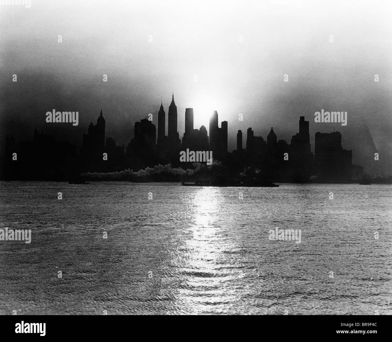 1930s 1940 MATTINA PRESTO MISTY SUNRISE NEW YORK CITY CON RIMORCHIATORE BARGE nel fiume Hudson Foto Stock