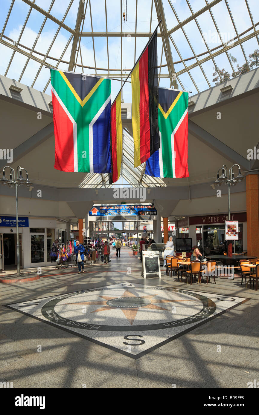 D-Krefeld, Reno, Basso Reno, Renania settentrionale-Vestfalia, Hansa Center, shopping center, centro commerciale, zona pedonale, bandiere nazionali Foto Stock