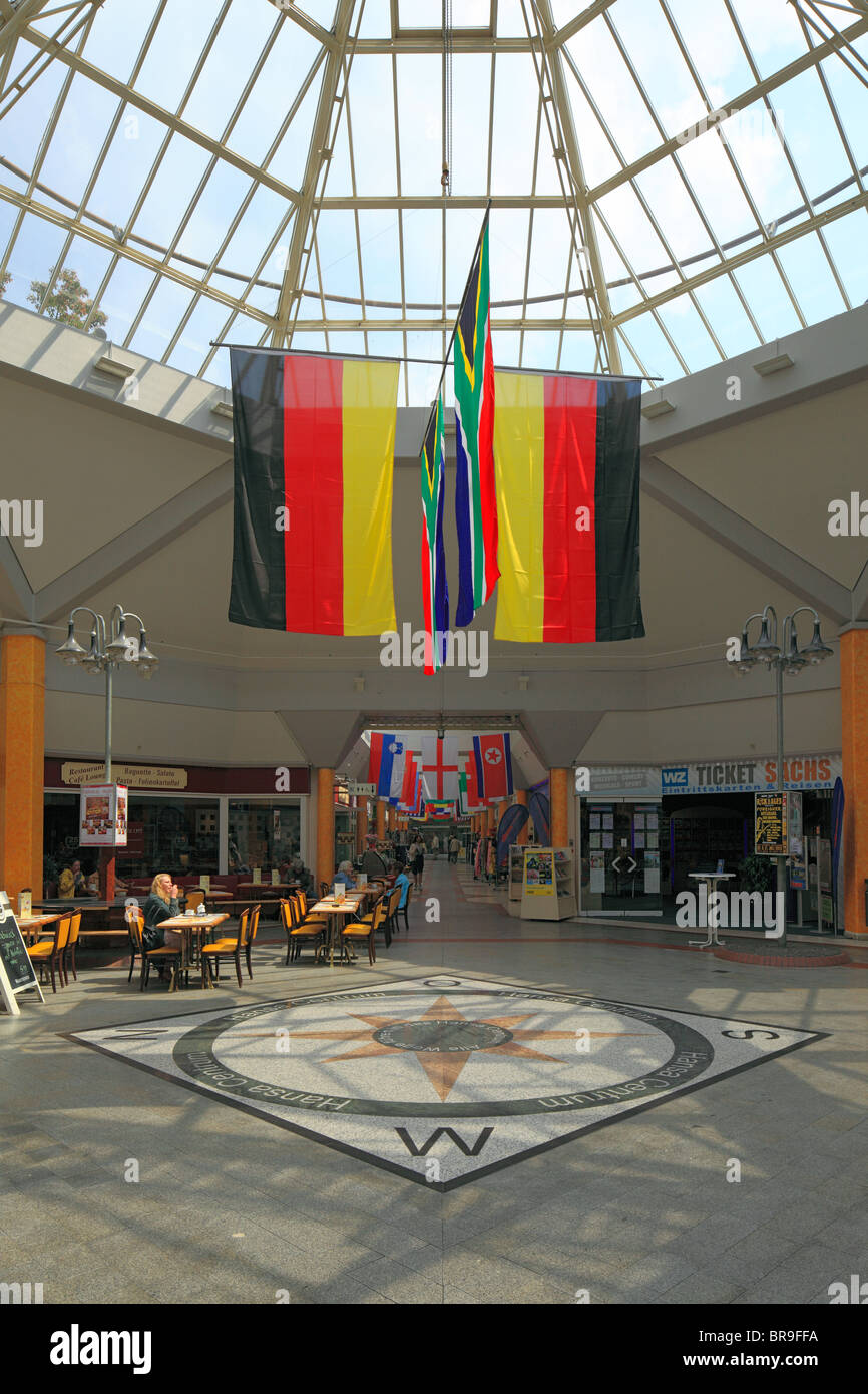 D-Krefeld, Reno, Basso Reno, Renania settentrionale-Vestfalia, Hansa Center, shopping center, centro commerciale, zona pedonale, bandiere nazionali Foto Stock