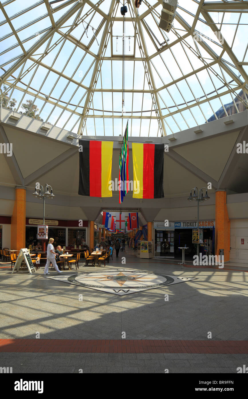 D-Krefeld, Reno, Basso Reno, Renania settentrionale-Vestfalia, Hansa Center, shopping center, centro commerciale, zona pedonale, bandiere nazionali Foto Stock