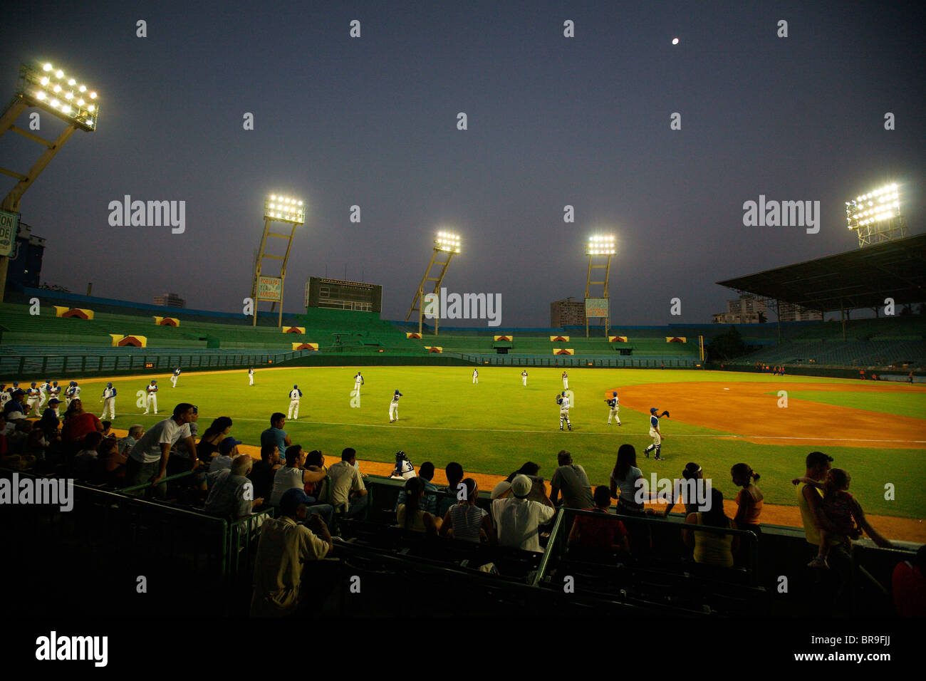 L'Avana la squadra di baseball di Industriales scaldare al Estadio Lantinoamericano principali baseball stadium in Havana Cuba. Foto Stock