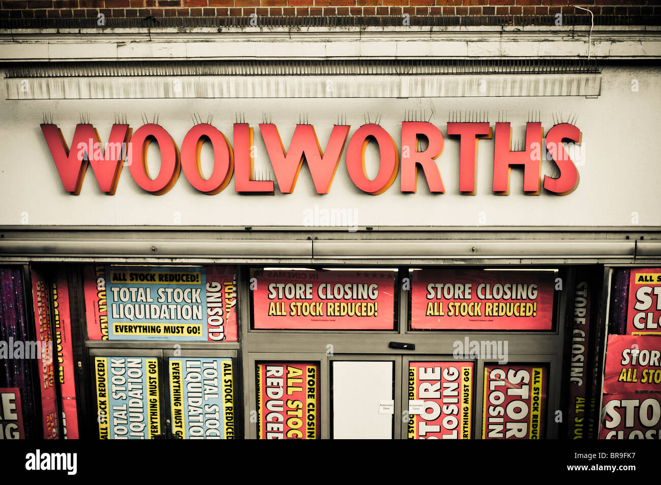 Negozio di vendita al dettaglio WOOLWORTHS andando fuori del business la chiusura verso il basso. Sconto pesanti segni sulla finestra Visualizza ultimi giorni 80% off Foto Stock