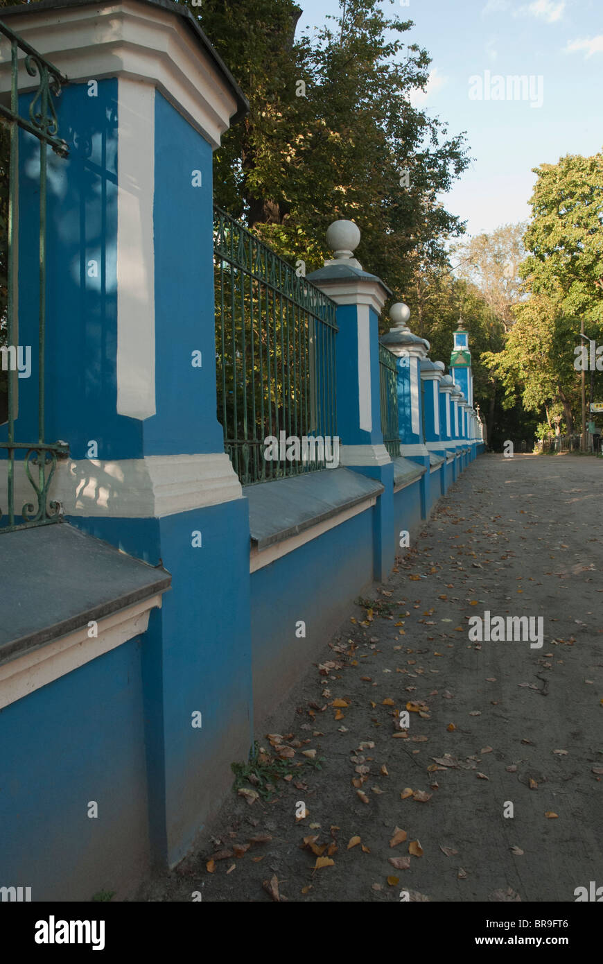 Blu intorno al recinto della chiesa ortodossa russa Foto Stock