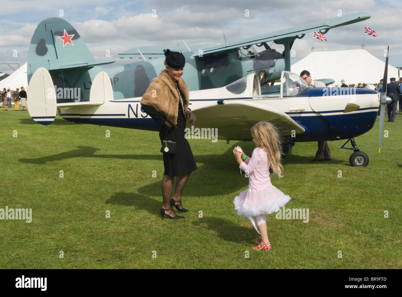 Abiti da madre e figlia in stile retrò che vivono nel passato più glamour e alla moda. Il suo hobby visto qui al Revival Weekend al Goodwood Festival of Speed. Goodwood, Sussex. Anni '2010 2010 Regno Unito. HOMER SYKES Foto Stock