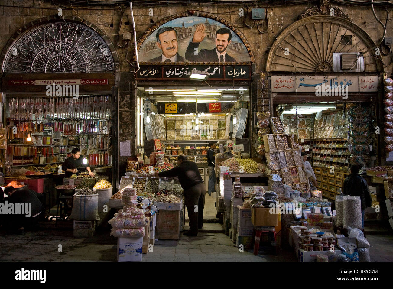 La pittura di basilico e Hafez al-Assad nel Souk a Damasco in Siria. Foto Stock