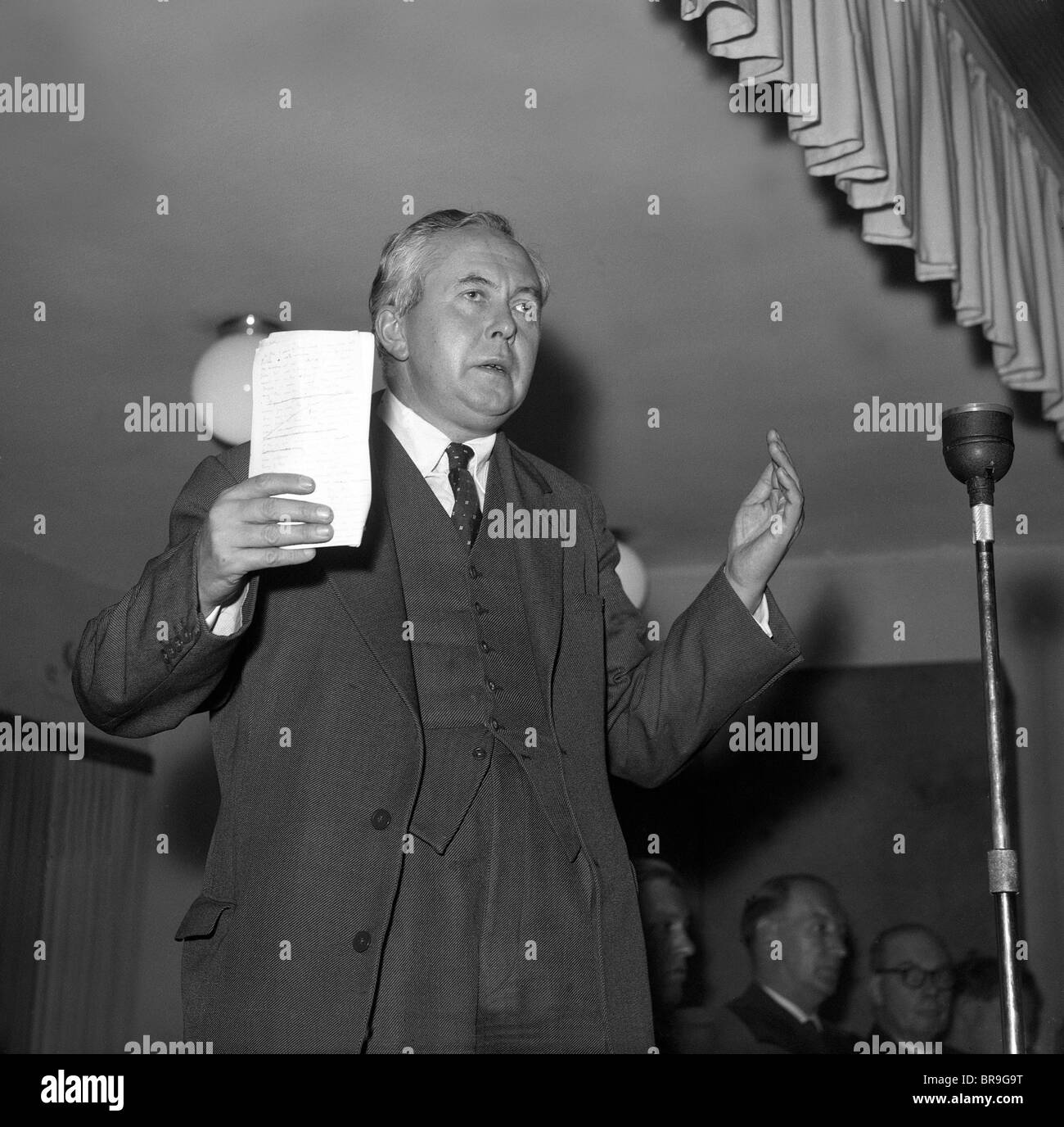 Uomo politico britannico Harold Wilson parlando nel West Midlands 27/10/1957 Foto Stock