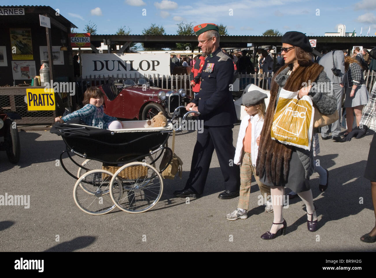 Una carrozza Marmet d'epoca del 1957 con una famiglia retrò vestita nel passato fa credere. Allo stile del Goodwood Festival of Speed degli anni '1940. Goodwood, Sussex. REGNO UNITO. HOMER SYKES anni '2010 2010 Foto Stock