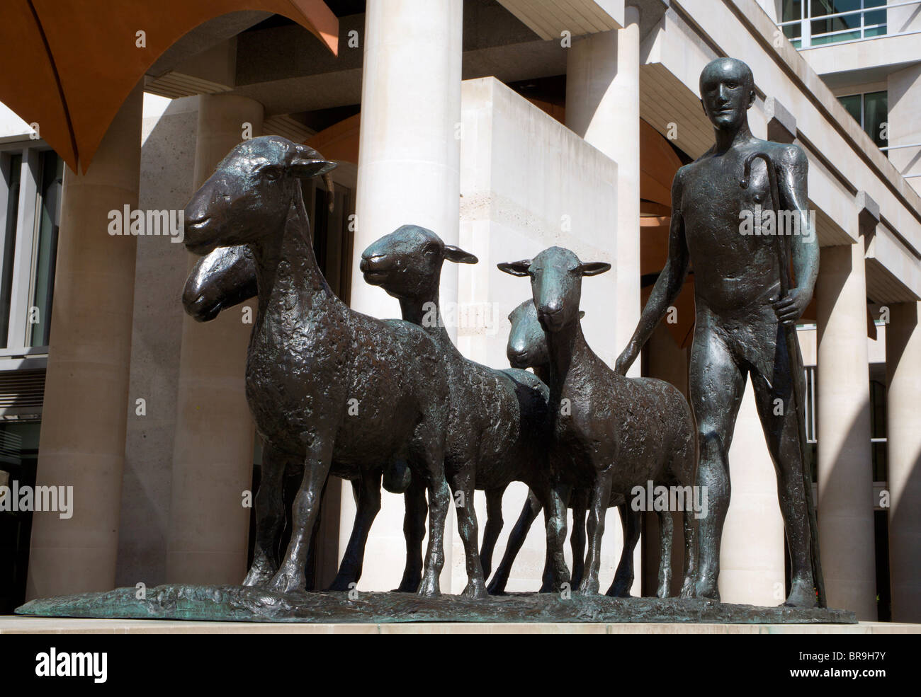 Londra - Paternoster square - Statua di Pastore e gregge,Dame Elisabeth Frink Foto Stock