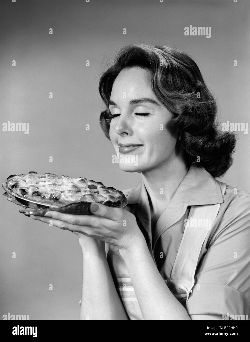 Anni Cinquanta anni sessanta donna Annusare il profumo di pane appena sfornato PIE Foto Stock