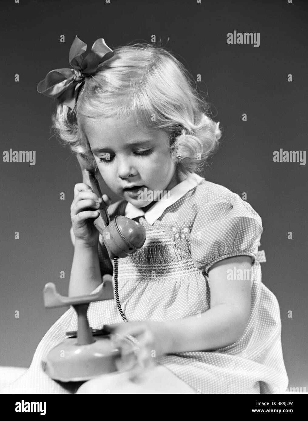 Old fashioned phone with little girl immagini e fotografie stock ad alta  risoluzione - Alamy