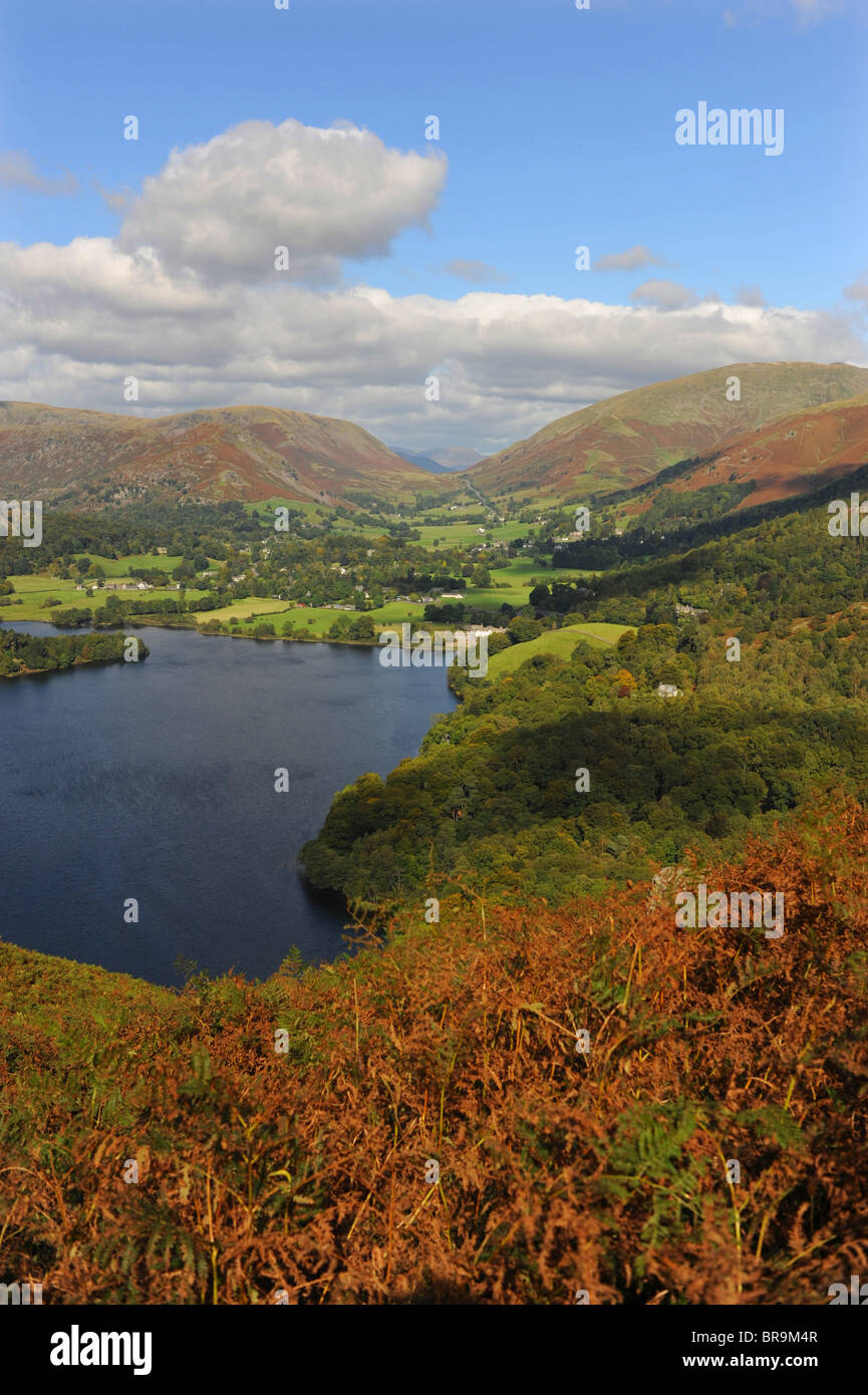 Walkers sul Loughrigg cadde affacciato Grasmere vicino al Distretto del Lago Borgo di Ambleside Cumbria Regno Unito Foto Stock