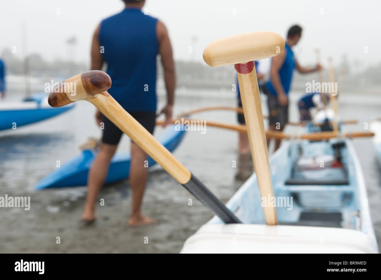 Sea kayak racing team di preparare la loro barca Foto Stock