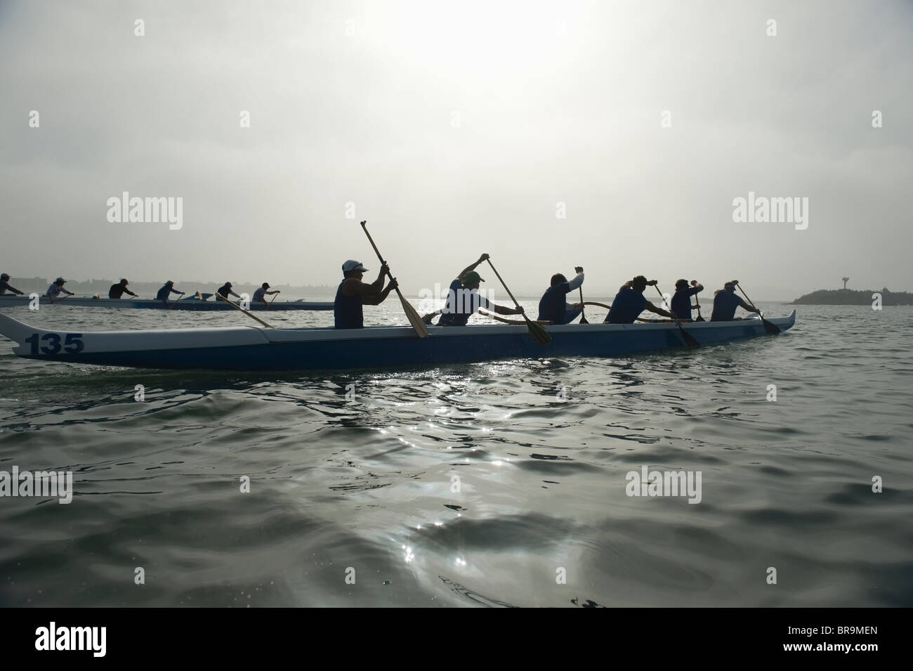 Canoa Outrigger team competere Foto Stock