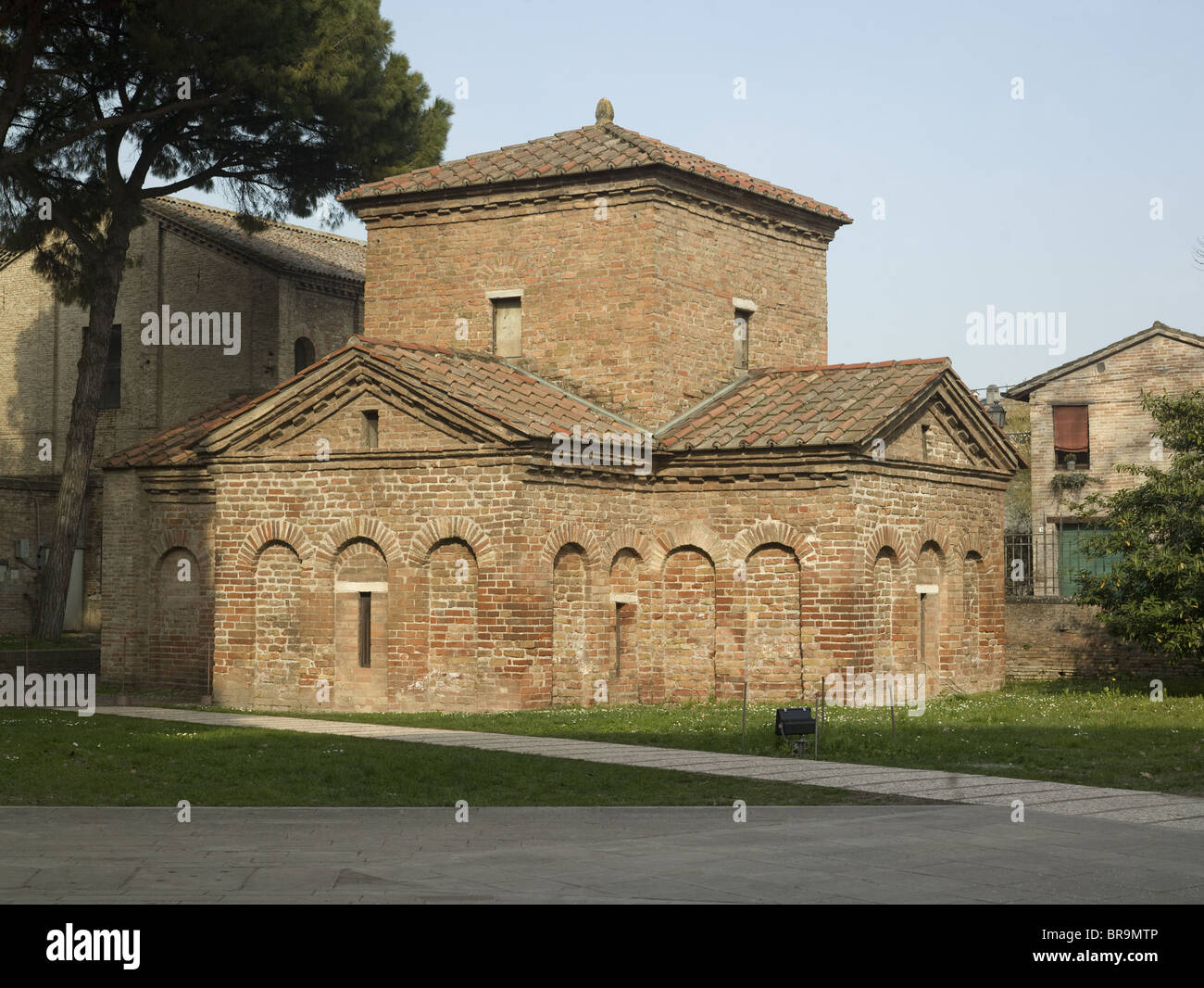 Ravenna, Italia. Mausoleo di Galla Placidia, inteso come tomba per imperatrice romana Galla Placidia. Esterno. Foto Stock