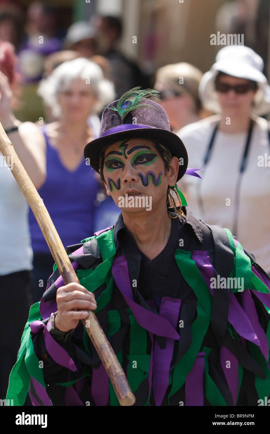 Il membri del paletto di confine di covata Morris eseguendo lo stile del bordo dance a St Albans Festival 2010 Foto Stock