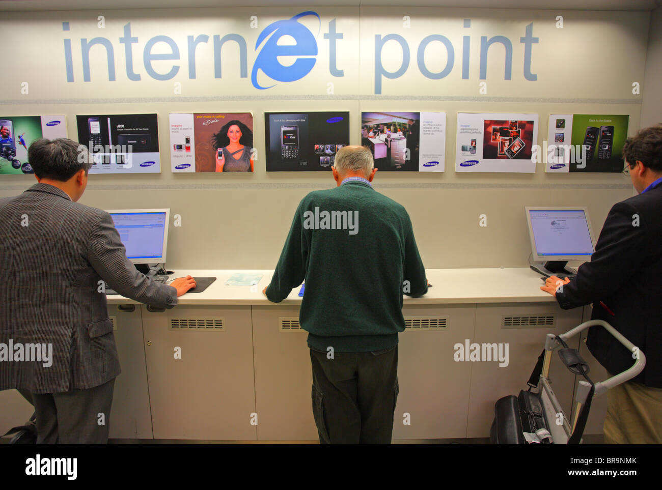 Internet point presso un aeroporto. Foto Stock