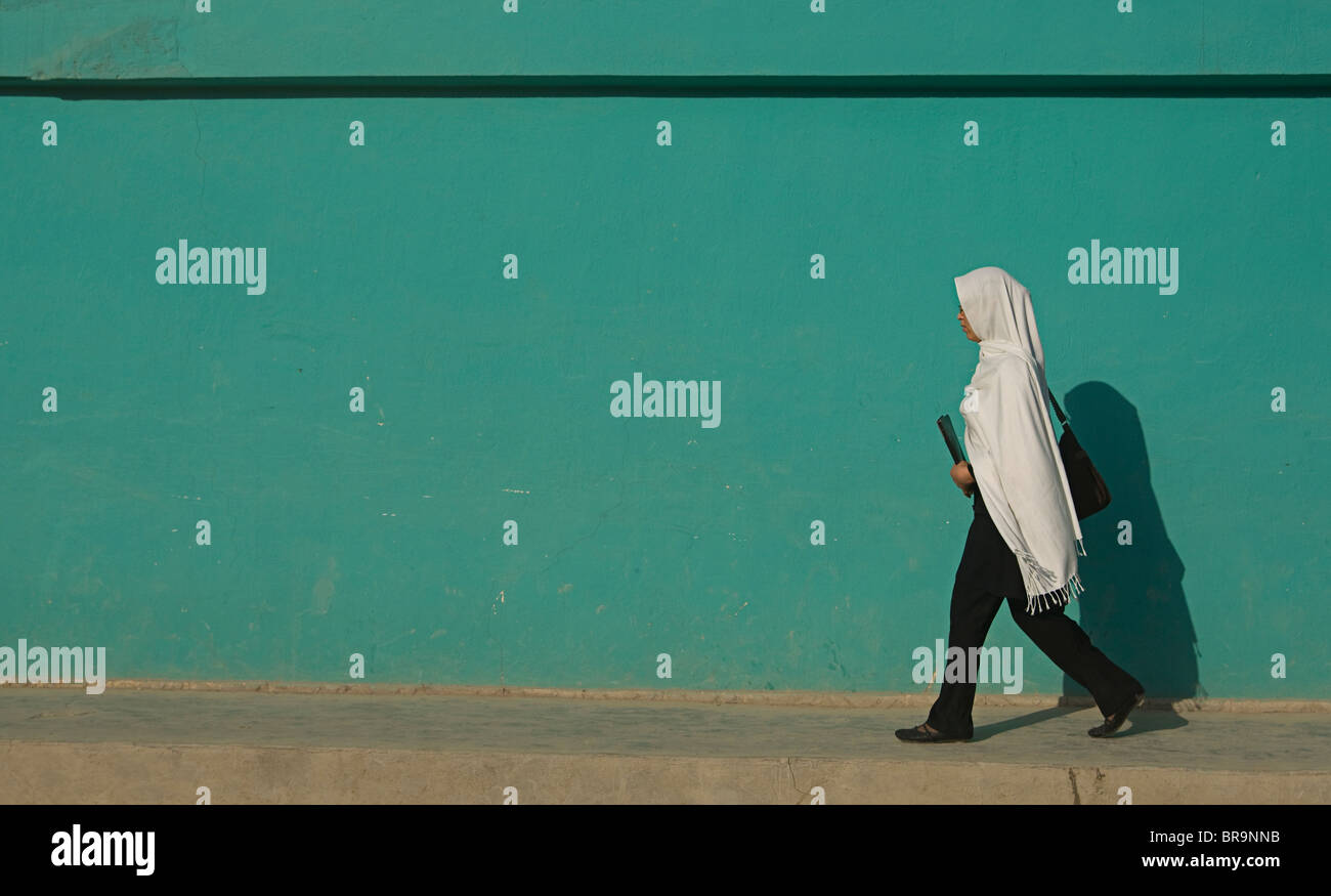 Ragazza andare a scuola a piedi a Kabul, Afghanistan Foto Stock
