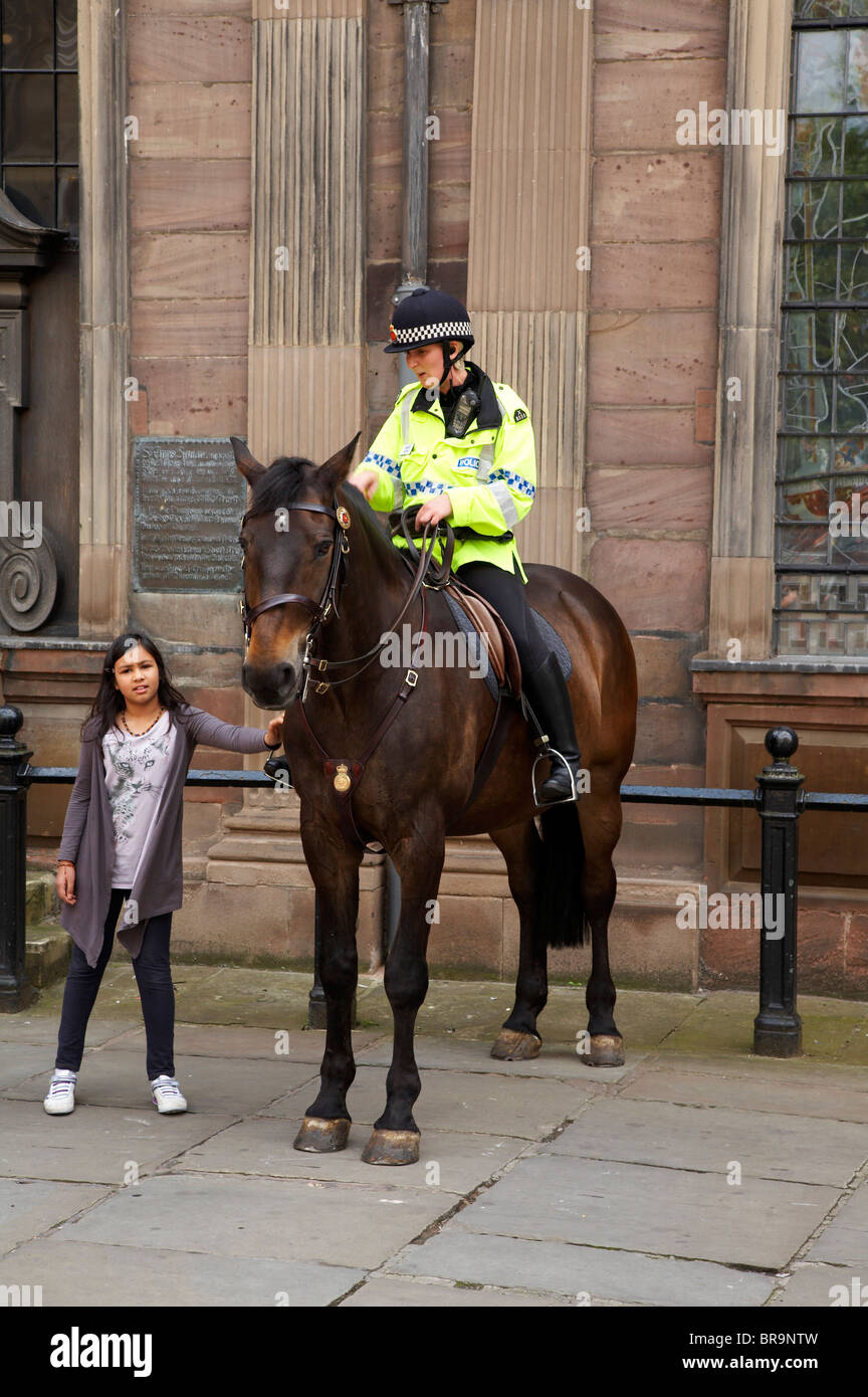 Poliziotta a cavallo sul dazio in Manchester REGNO UNITO Foto Stock