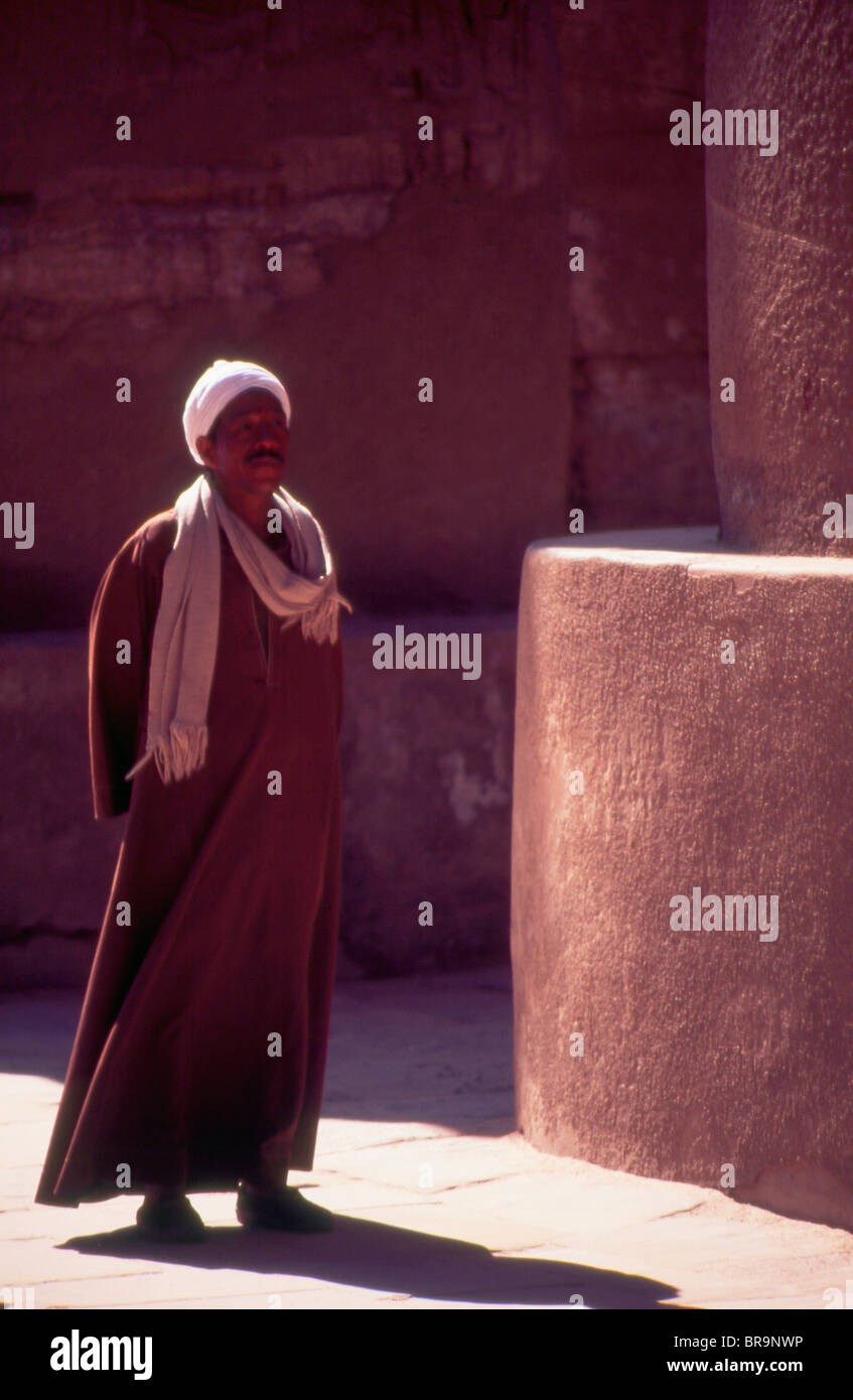 Un funzionario guida egiziano a Karnak Egitto. Foto Stock