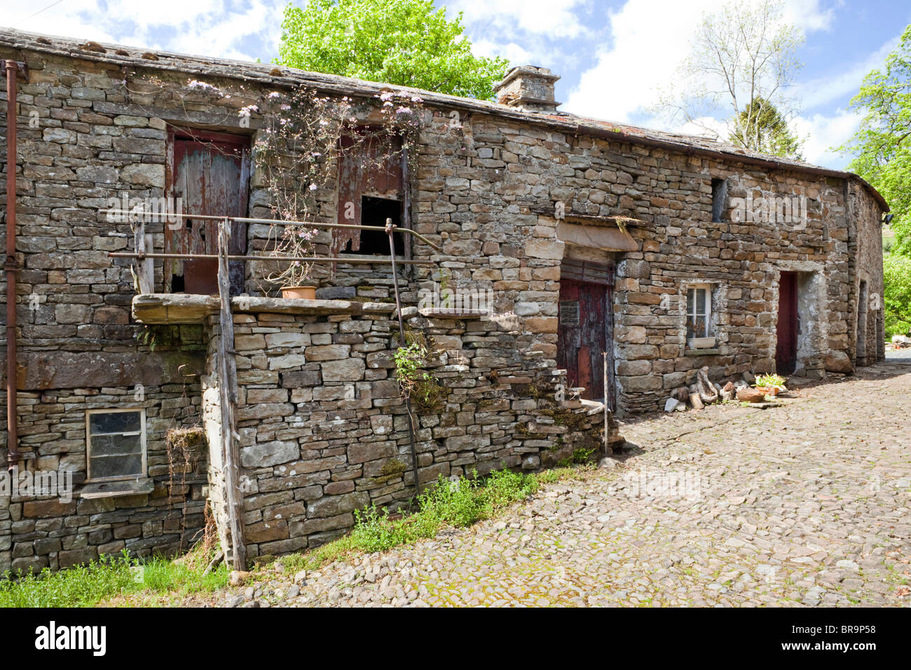 Una vecchia casa di pietra nel parco nazionale di Yorkshire Dales a Stone House, ad est di Dent, Cumbria UK Foto Stock