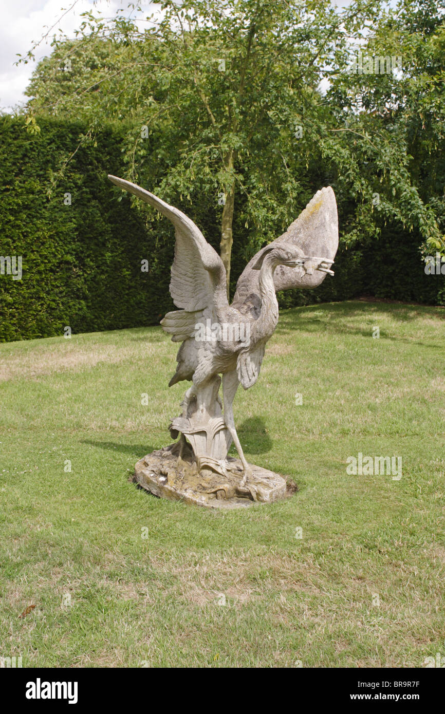 La scultura di un airone con la preda nel becco Houghton Hall Gardens NORFOLK REGNO UNITO Foto Stock