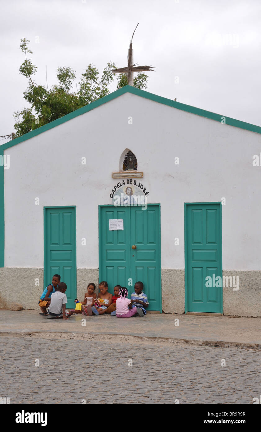 Un gruppo di bambini piccoli al di fuori di una chiesa a Sal Capo verde Foto Stock
