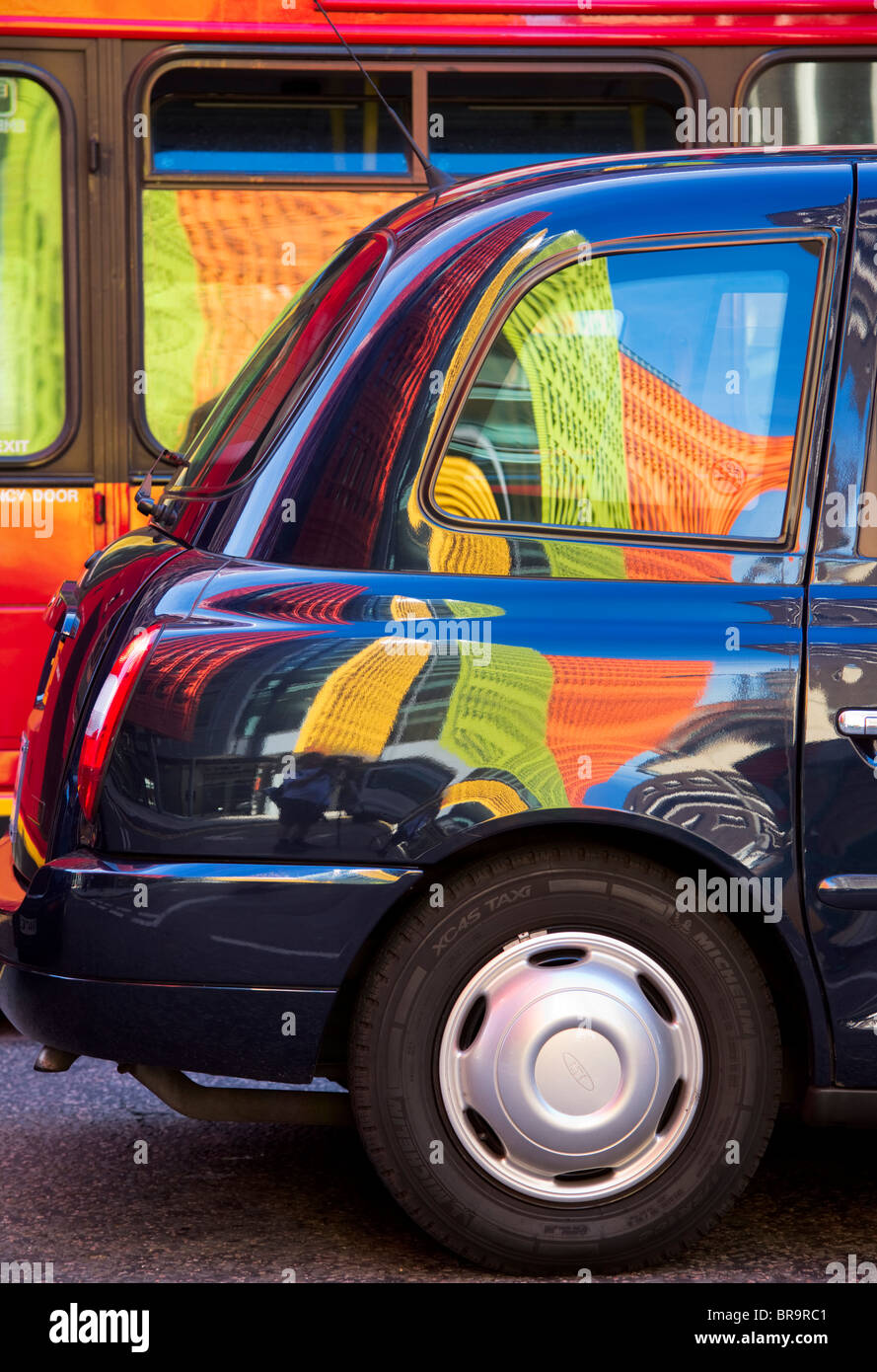 La riflessione Central Saint Giles complesso Londra Foto Stock