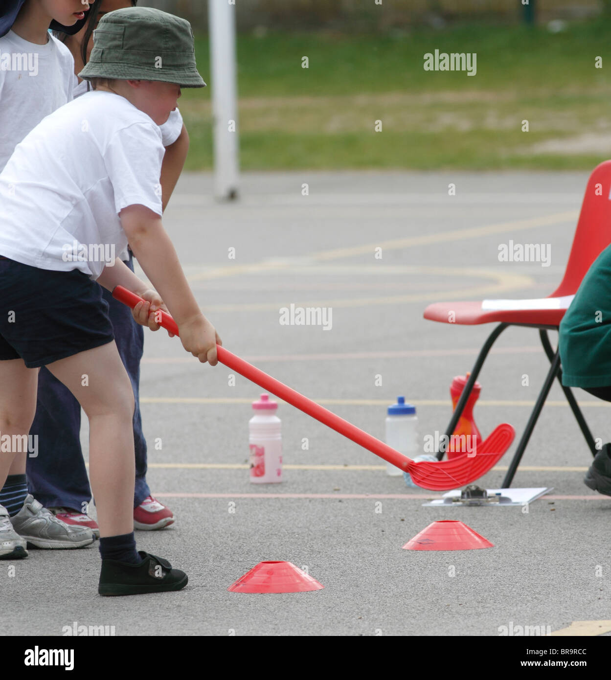Scuola di sport giorno - giocare ad hockey Foto Stock