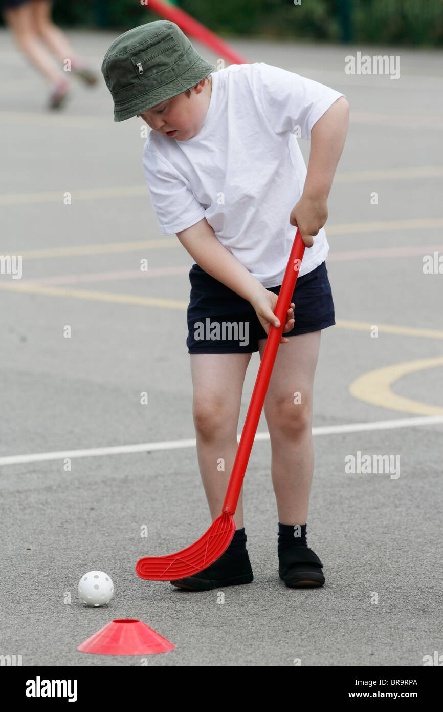 Scuola di sport giorno - giocare ad hockey Foto Stock