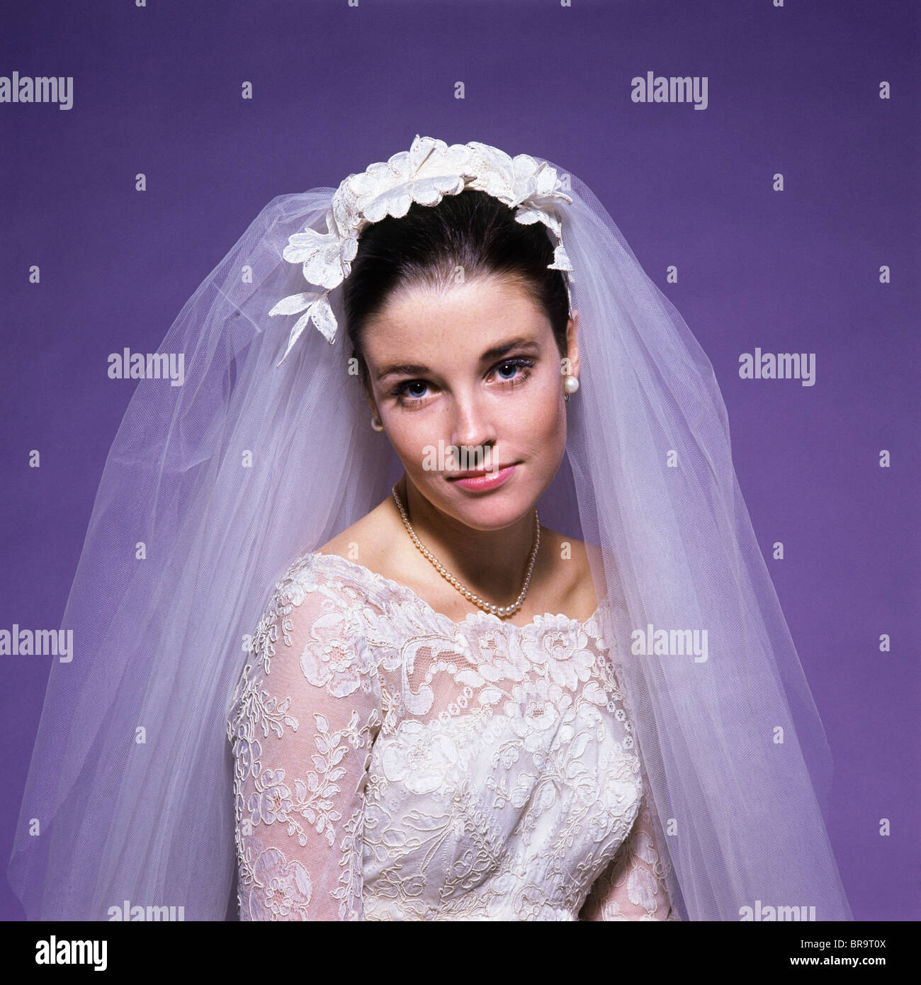 Anni sessanta giovane donna ritratto sposa Bridal Veil testa spalle perle sorridente Foto Stock