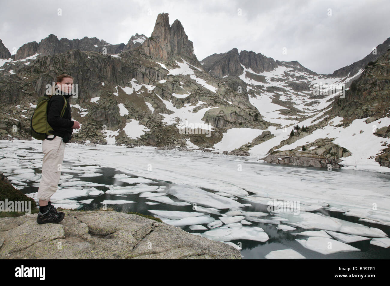 Agulles D'Amitges montagna lago ghiaccio fondente cirque sulla traversa via inizio estate Sant Maurici Parco Nazionale Pirenei Spagna Foto Stock