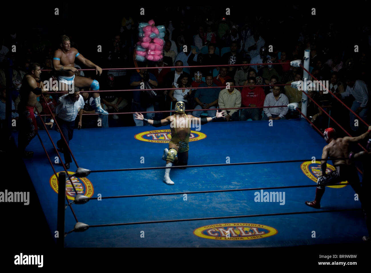 Lottatori eseguire in una Lucha Libre evento in Puebla Arena in Puebla Messico Foto Stock