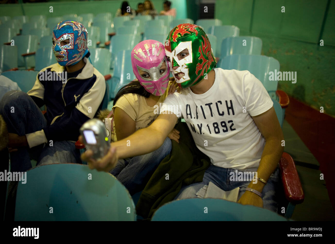 Lucha Libre ventole prendere foto indossando fighter le maschere in Puebla Arena in Puebla Messico Foto Stock