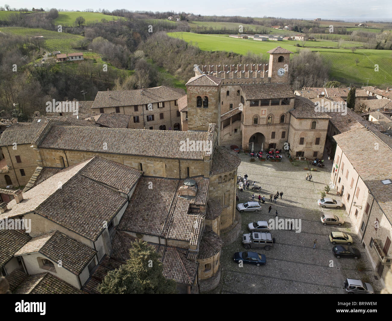 Bardi, vicino a Parma, Italia. La piazza principale, con il lombardo tradizionali edifici risalenti al periodo medievale. Foto Stock