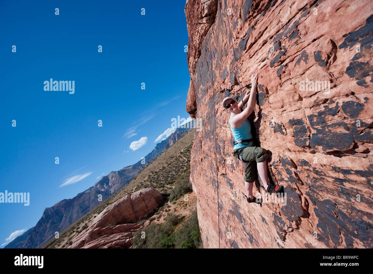 Donna rock climbing in Red Rock Canyon National Conservation Area, Nevada, STATI UNITI D'AMERICA Foto Stock