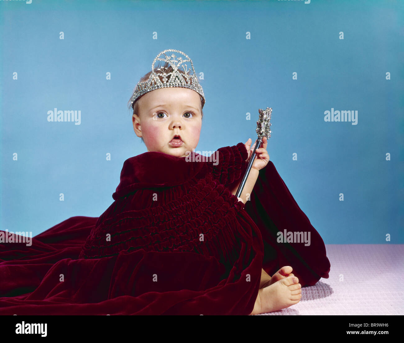 Anni sessanta baby vestiti come ROYAL REGINA abito di velluto mantello CAPE RHINESTONE TIARA CORONA E LO SCETTRO WAND Foto Stock