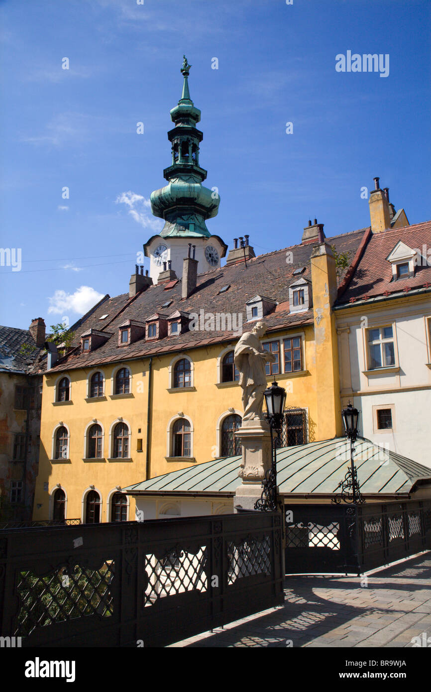 Bratislava - st. Giovanni Nepomuceno statua e la torre di Porta Michaels Foto Stock