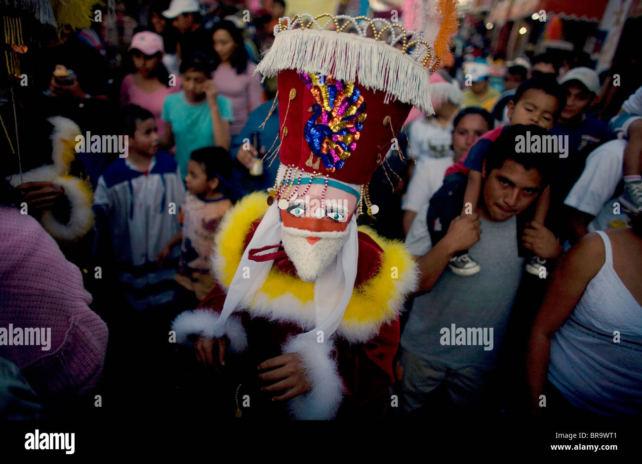 Un ballerino Chinelo esegue durante i festeggiamenti del carnevale in Tlayacapan Messico Foto Stock