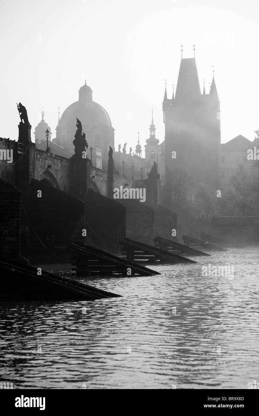Praga - Ponte Carlo nella nebbia mattutina Foto Stock