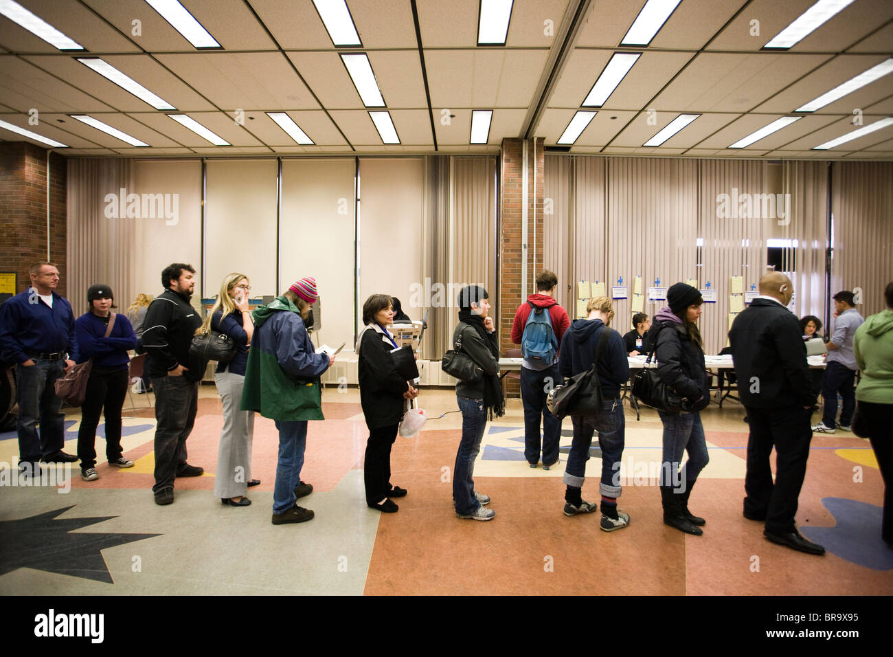 Attendere gli elettori a votare il giorno delle elezioni in Seattle WA Foto Stock