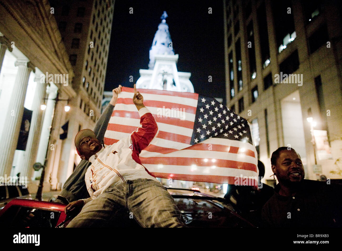 Persone celebrano sull elezione notte 2008 in Philadelphia PA. Foto Stock