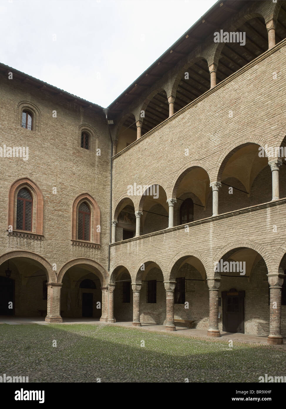 Fontanellato Italia. Rocca Sanvitale, fortificato del XV secolo. casa cortile interno con tre ordini di arcate e colonnati. Foto Stock