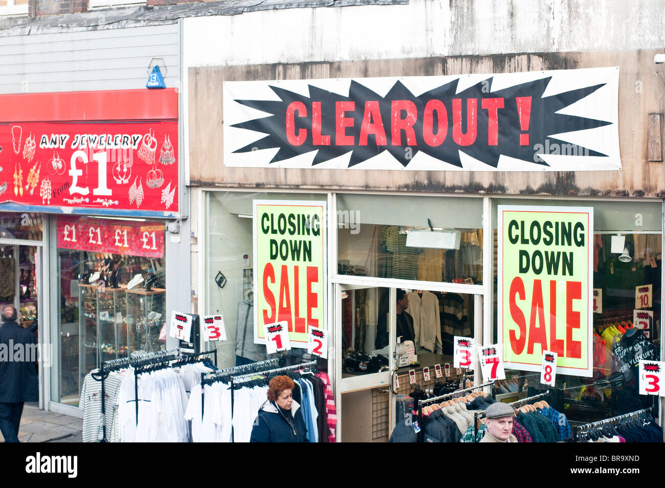 Eliminare il segno e la chiusura anteriore del High street shop Foto Stock