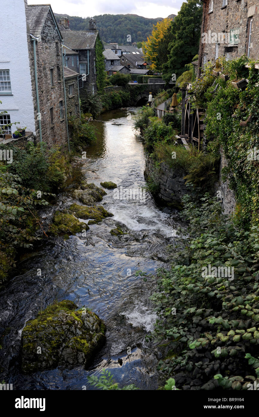 Flusso che attraversa il villaggio Lake District di Ambleside Cumbria UK Foto Stock