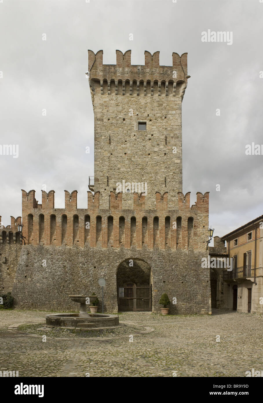 Vigoleno, vicino a Parma, Italia. Castello con torre costruita nel tardo XIV secolo Foto Stock