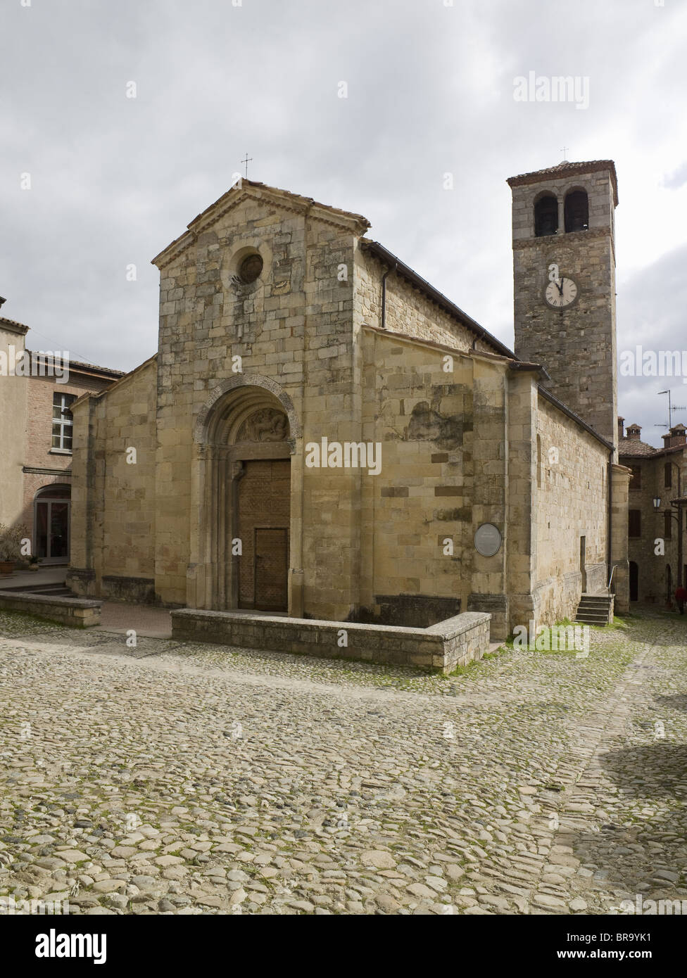 Vigoleno, vicino a Parma, Italia. Chiesa di San Giorgio, esterna, costruito del XII secolo, refashioned del XVII secolo e restaurato nel 1963. Foto Stock