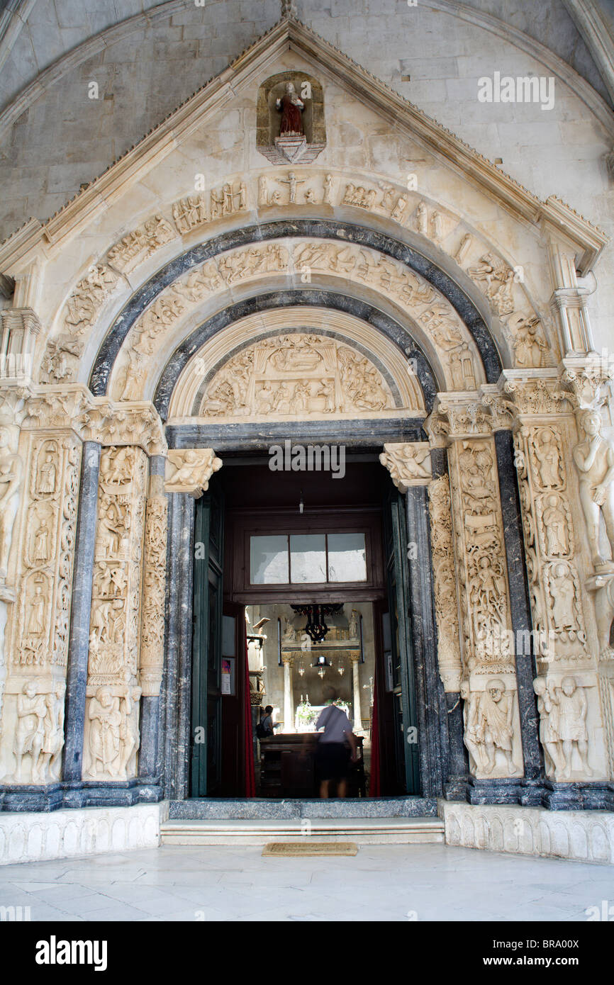 Trogir - portale della cattedrale Foto Stock