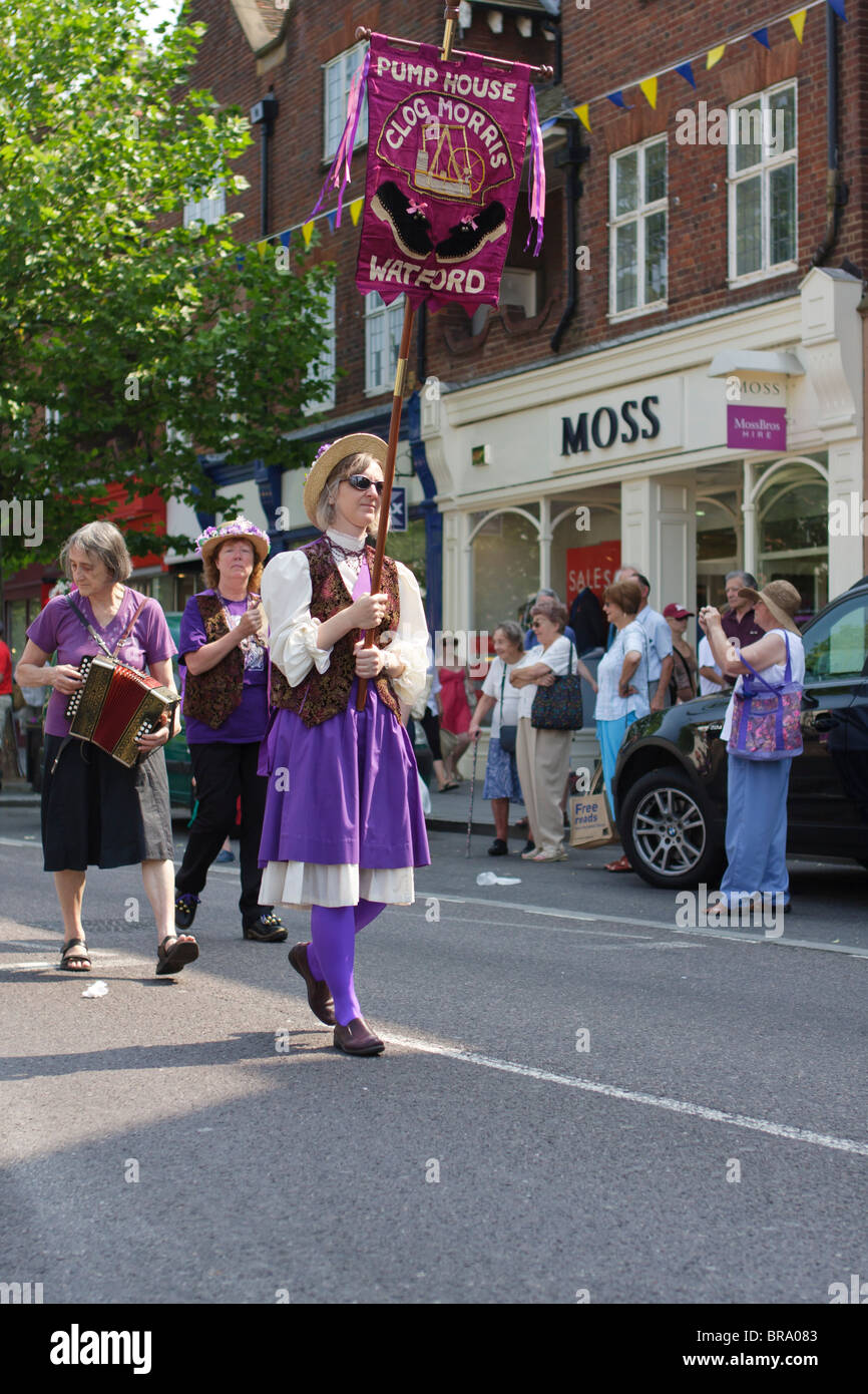 Membri della casa della pompa intasare Morris eseguendo a nord ovest di danza di stile a St Albans Festival 2010 Foto Stock